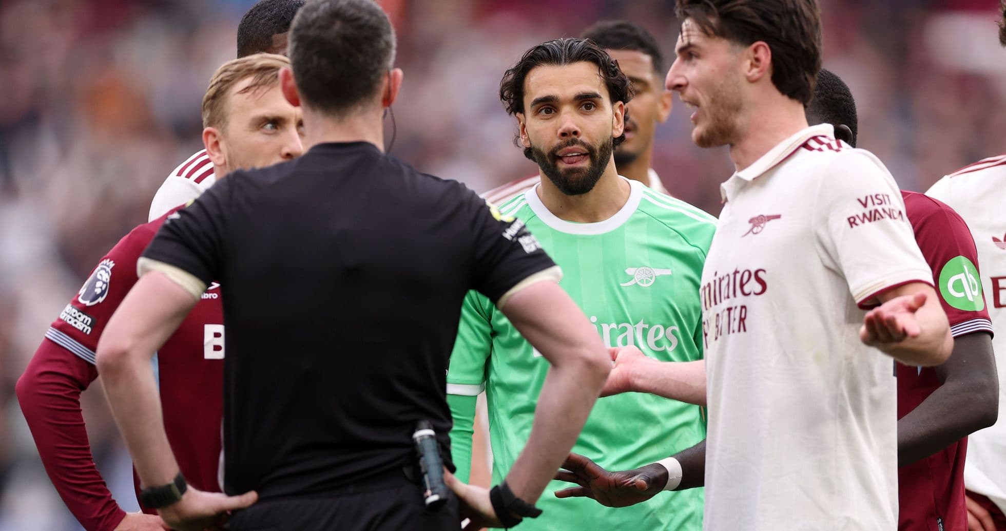 Jugadores discutiendo con el árbitro durante el partido