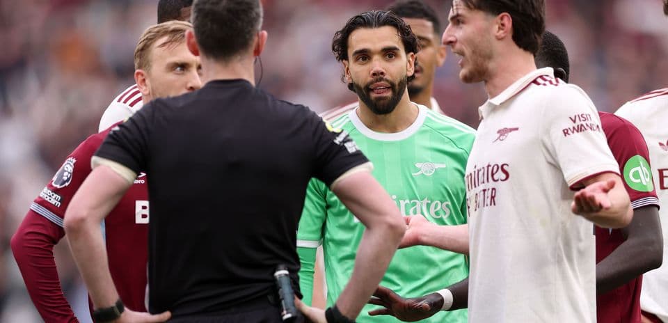 Jugadores discutiendo con el árbitro durante el partido