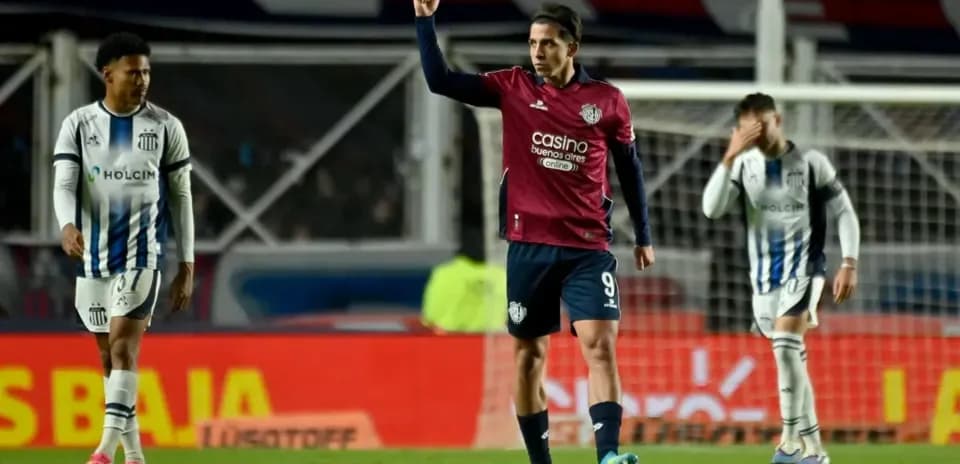 Jugador de San Lorenzo celebra un gol