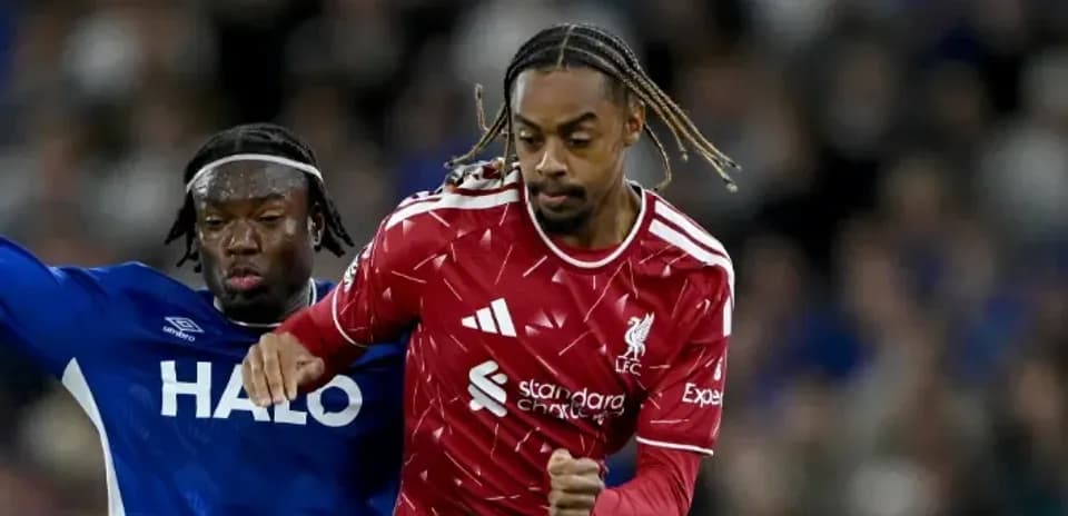 Jugador de Liverpool avanzando con el balón en partido