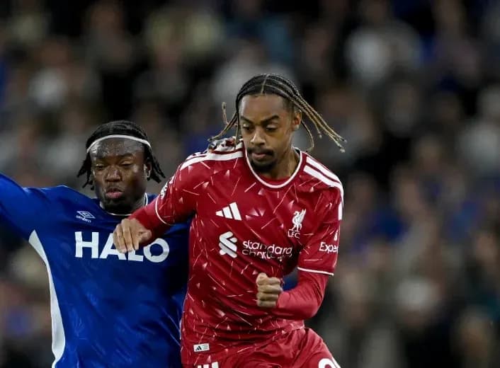 Jugador de Liverpool avanzando con el balón en partido