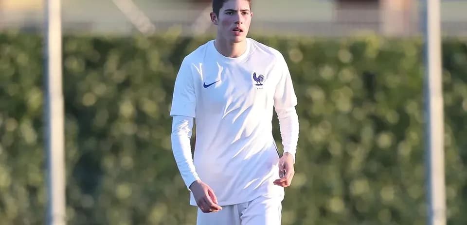 Jugador de fútbol entrenando en campo de práctica