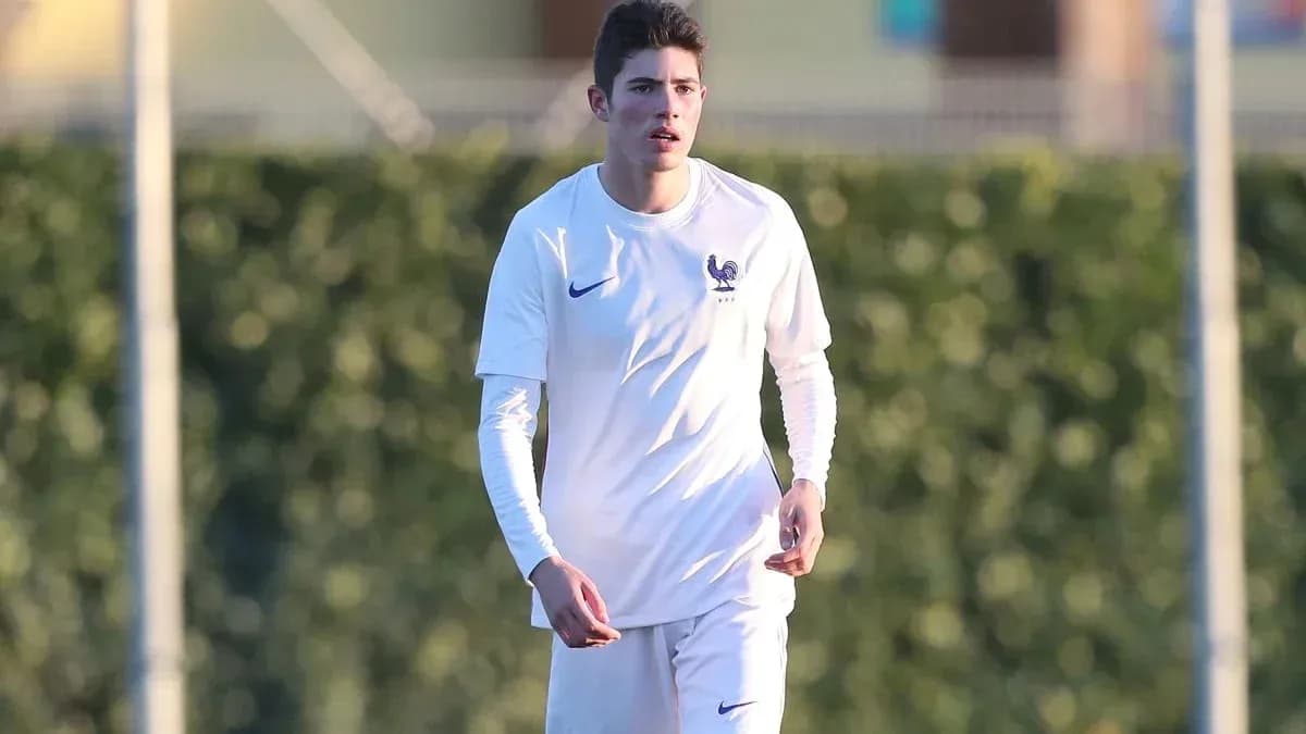 Jugador de fútbol entrenando en campo de práctica