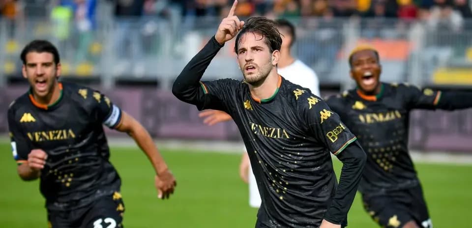 Jugador de Venezia celebrando un gol