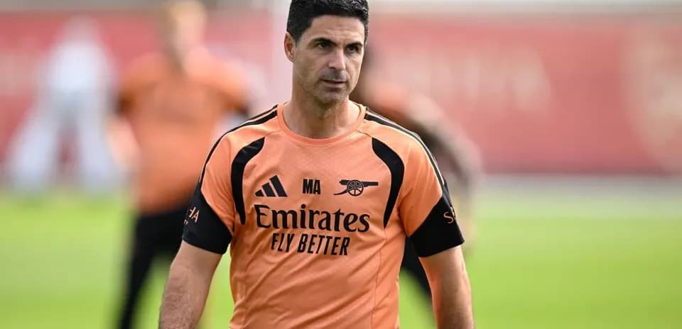Entrenador de Arsenal durante sesión de entrenamiento