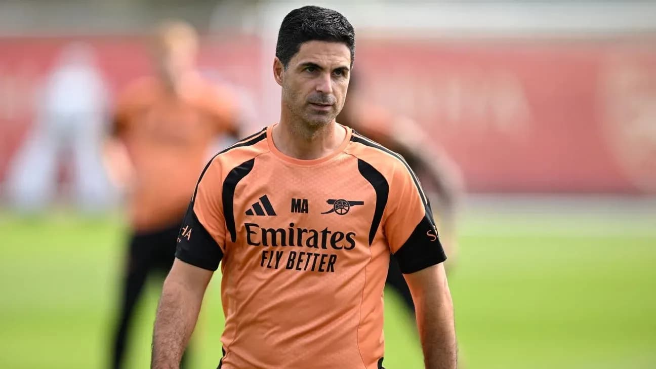 Entrenador de Arsenal durante sesión de entrenamiento