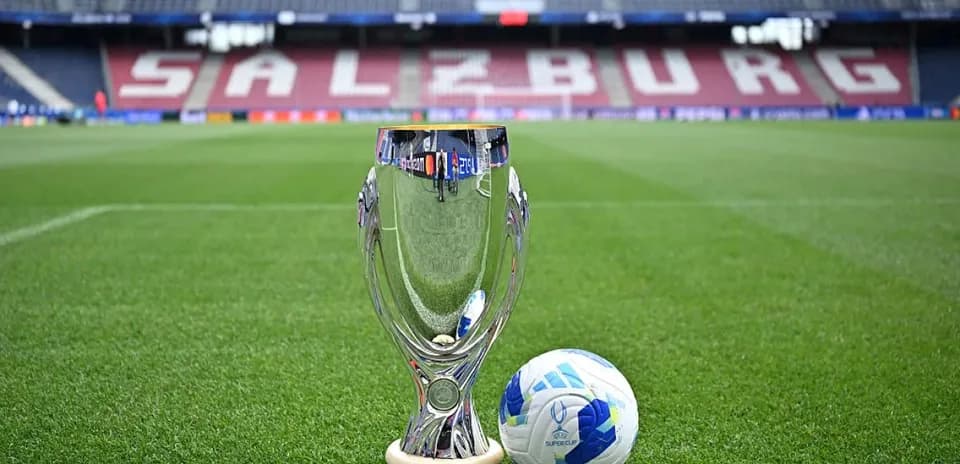 Trofeo y balón en el campo de Salzburg