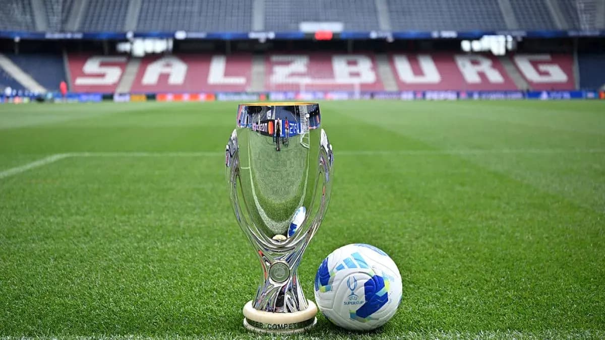 Trofeo y balón en el campo de Salzburg