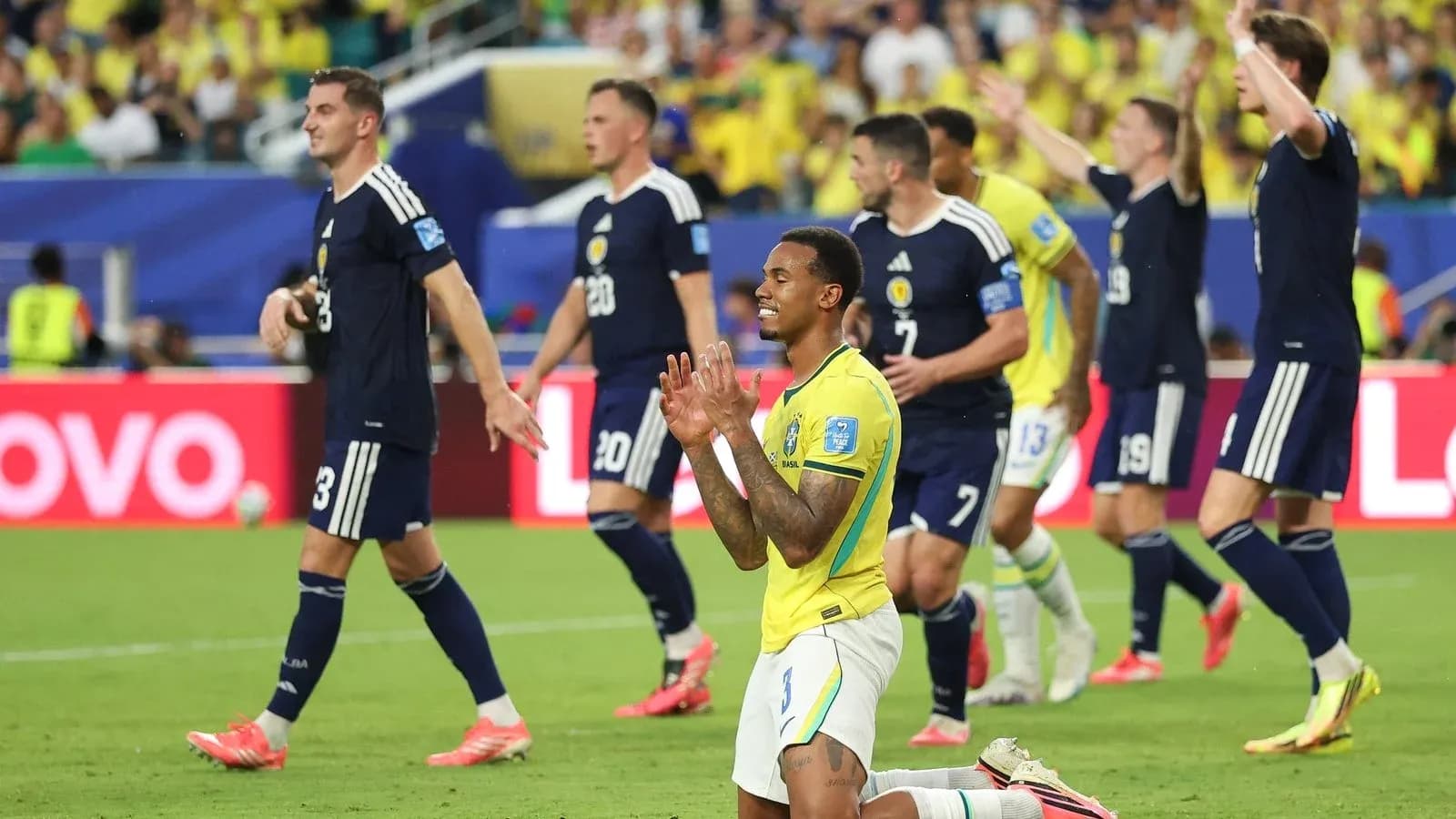 Jugadores de Brasil y Escocia en acción durante el partido