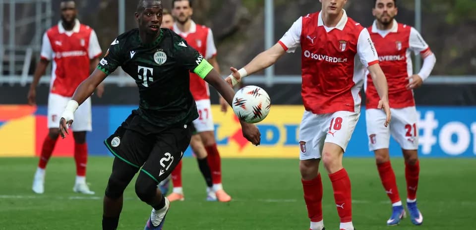 Jugador de Ferencváros driblando en partido