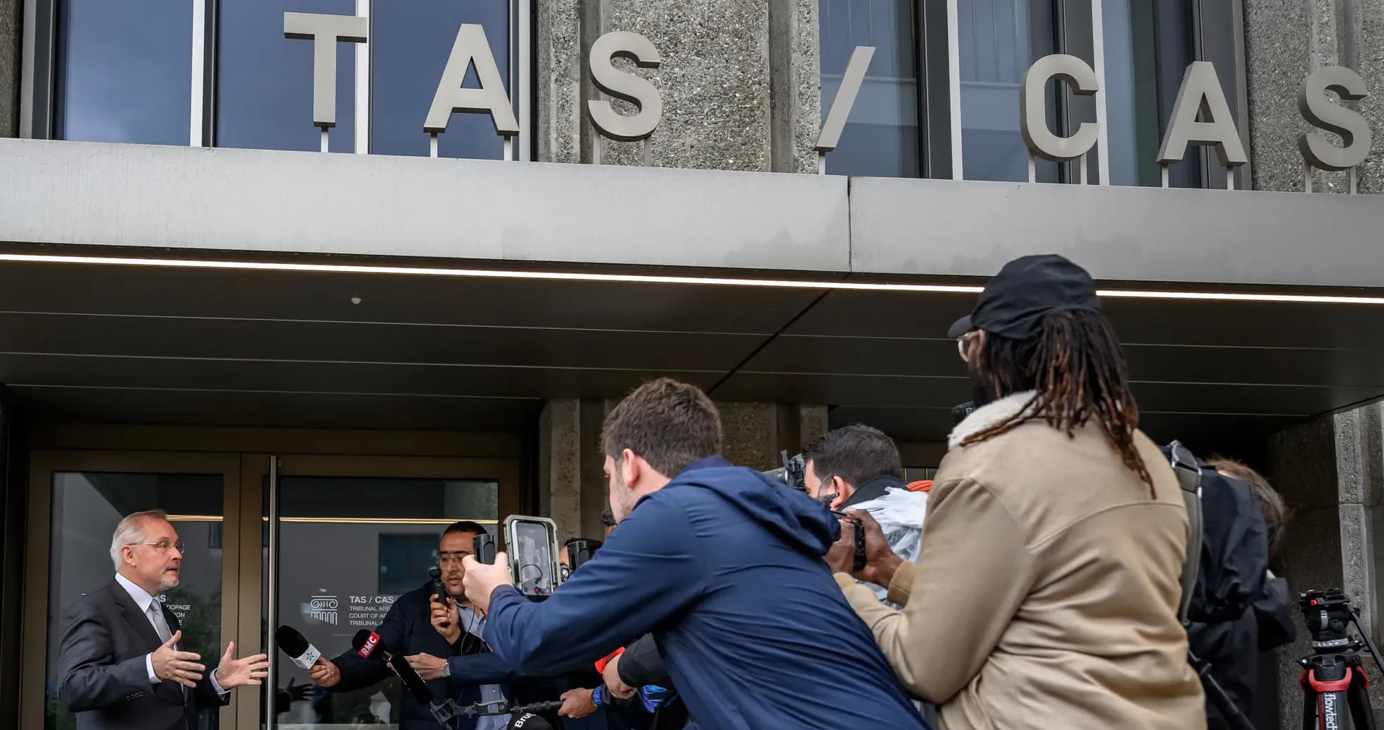 Persona hablando ante los medios frente al TAS