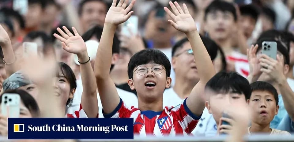 Joven aficionado de Atlético de Madrid animando en partido
