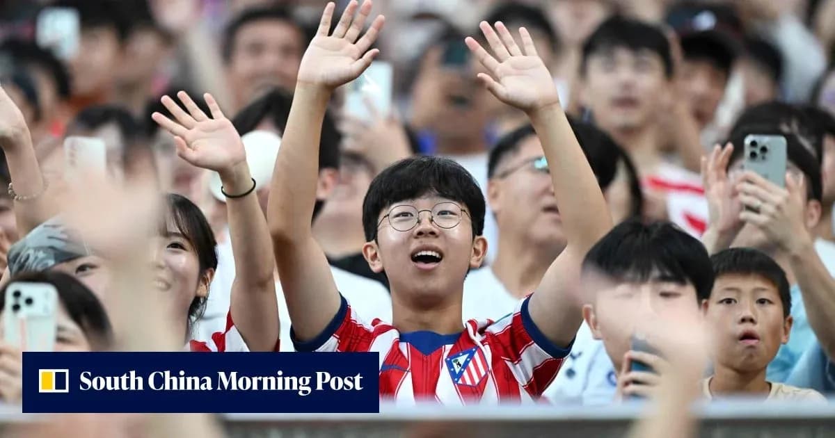 Joven aficionado de Atlético de Madrid animando en partido