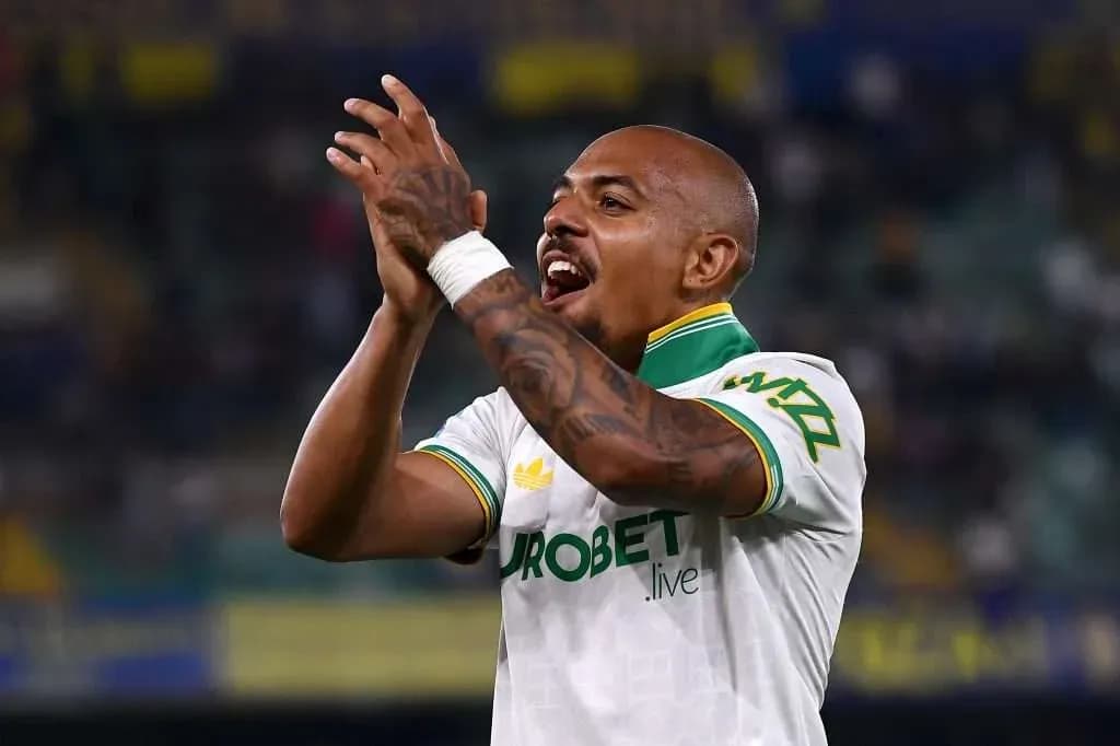 Jugador aplaudiendo tras el partido en el estadio