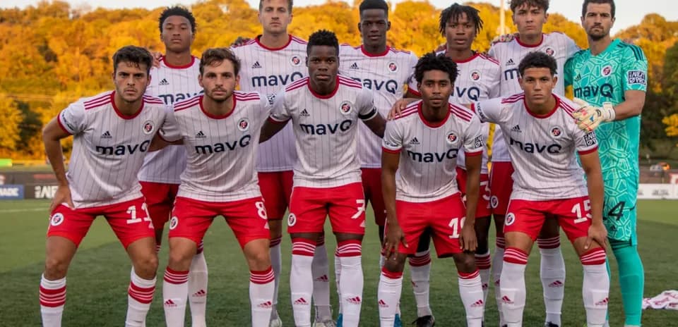 Equipo de North Texas posando antes del partido
