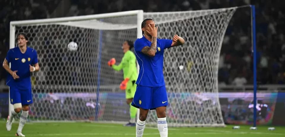 Jugador en camiseta azul gesticulando en el partido