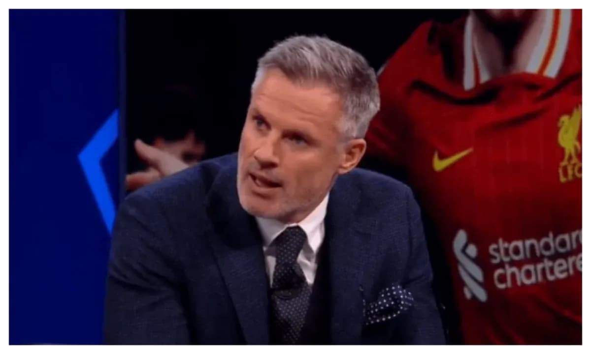 Analista discutiendo en programa deportivo en estudio
