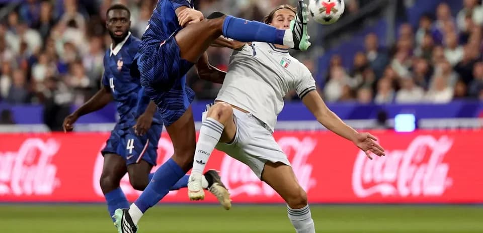 Jugador francés despejando el balón ante oponente italiano