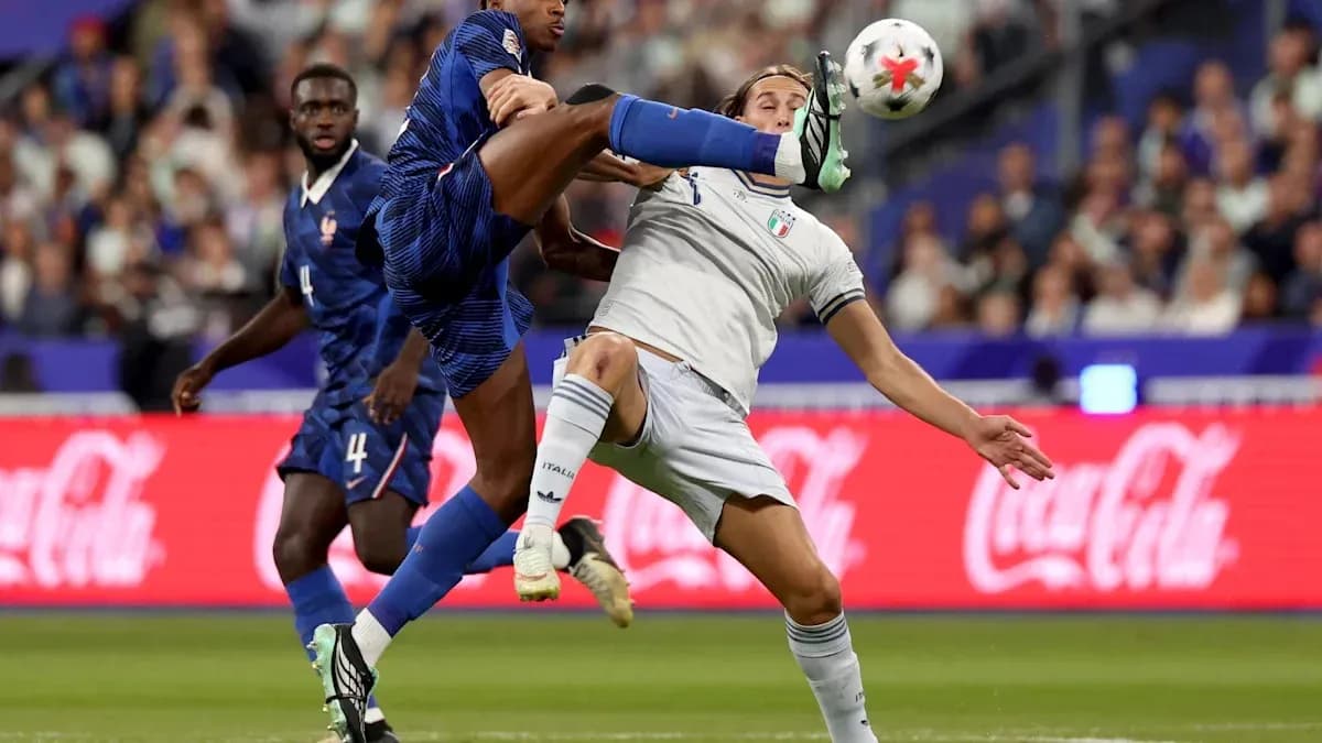 Jugador francés despejando el balón ante oponente italiano