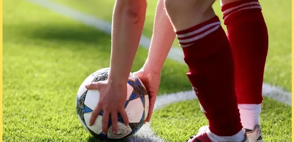 Jugador colocando el balón en el campo de fútbol
