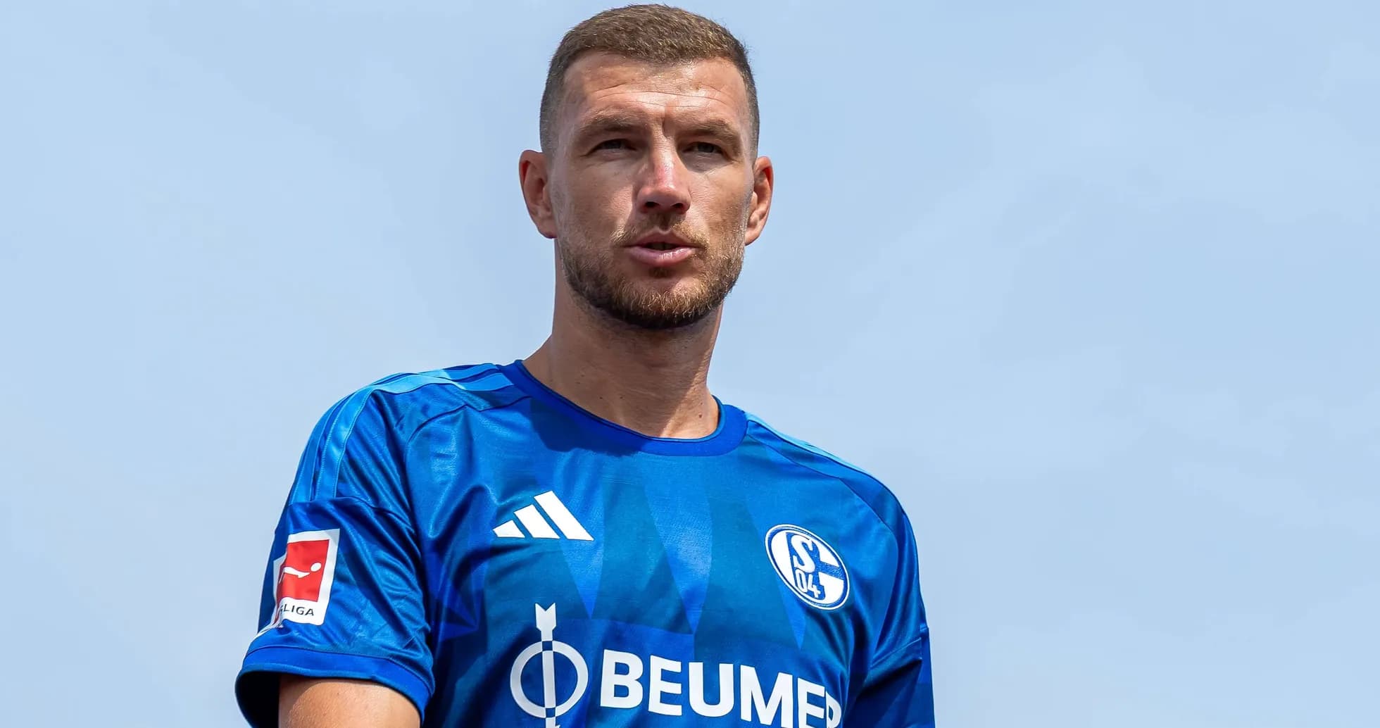 Jugador con camiseta azul de Schalke 04 en exterior