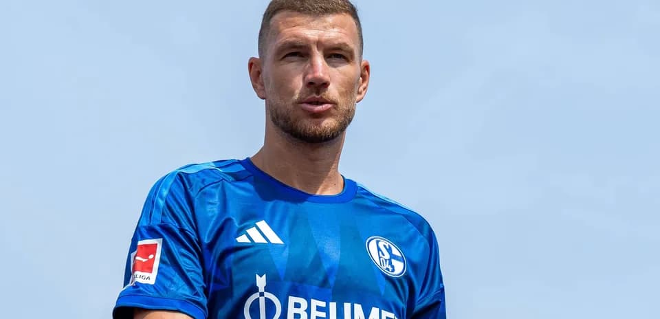 Jugador con camiseta azul de Schalke 04 en exterior