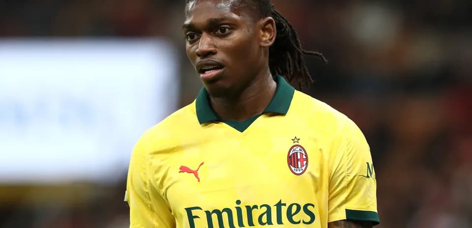 Jugador de AC Milan en camiseta amarilla durante partido