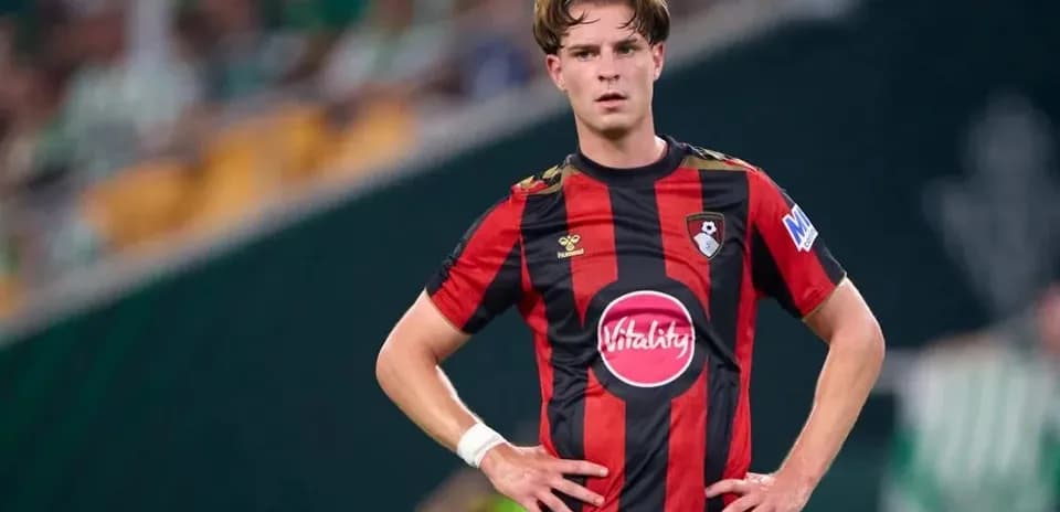 Jugador de Bournemouth en el campo con uniforme rojo y negro
