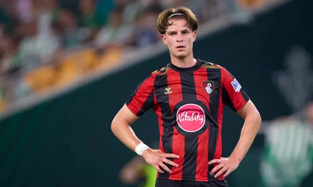 Jugador de Bournemouth en el campo con uniforme rojo y negro