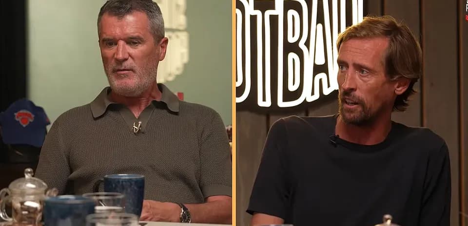 Dos hombres conversando en un estudio de fútbol