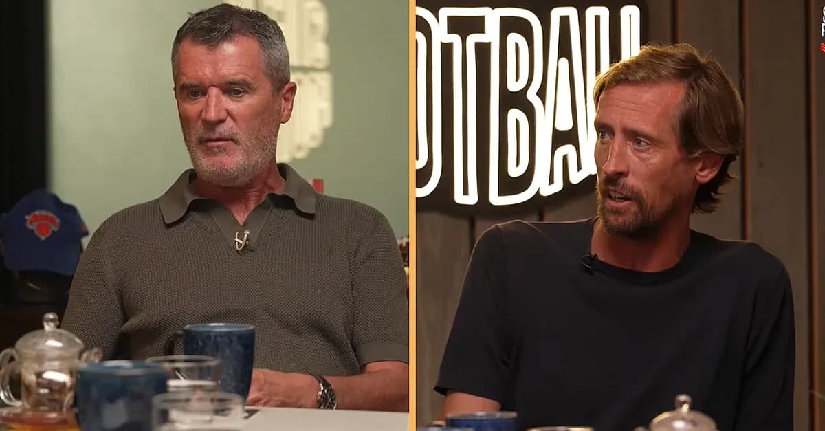 Dos hombres conversando en un estudio de fútbol