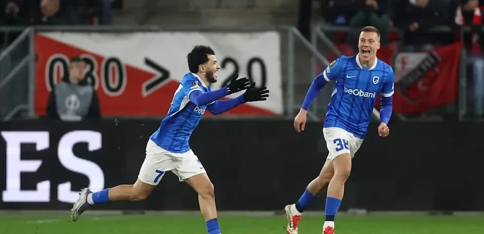 Jugadores del equipo celebrando un gol en el partido