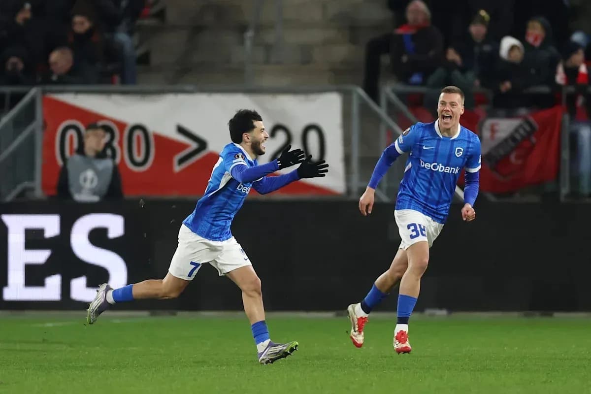 Jugadores del equipo celebrando un gol en el partido