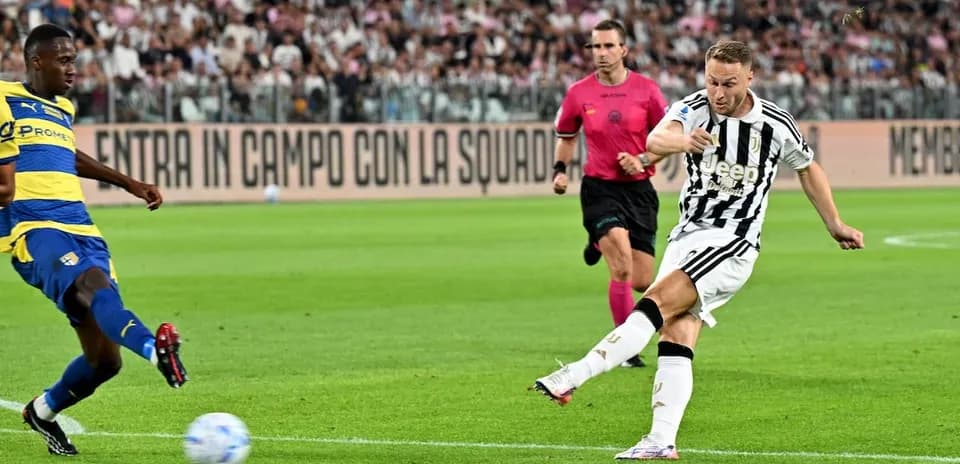 Jugador de Juventus disparando durante el partido