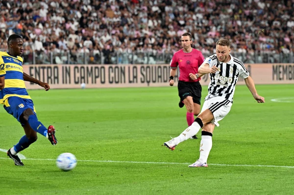 Jugador de Juventus disparando durante el partido