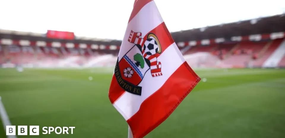 Bandera de Southampton FC en el campo de juego