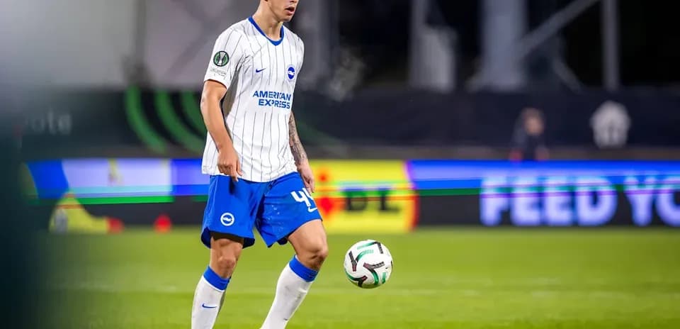 Jugador de Brighton controlando el balón en el campo