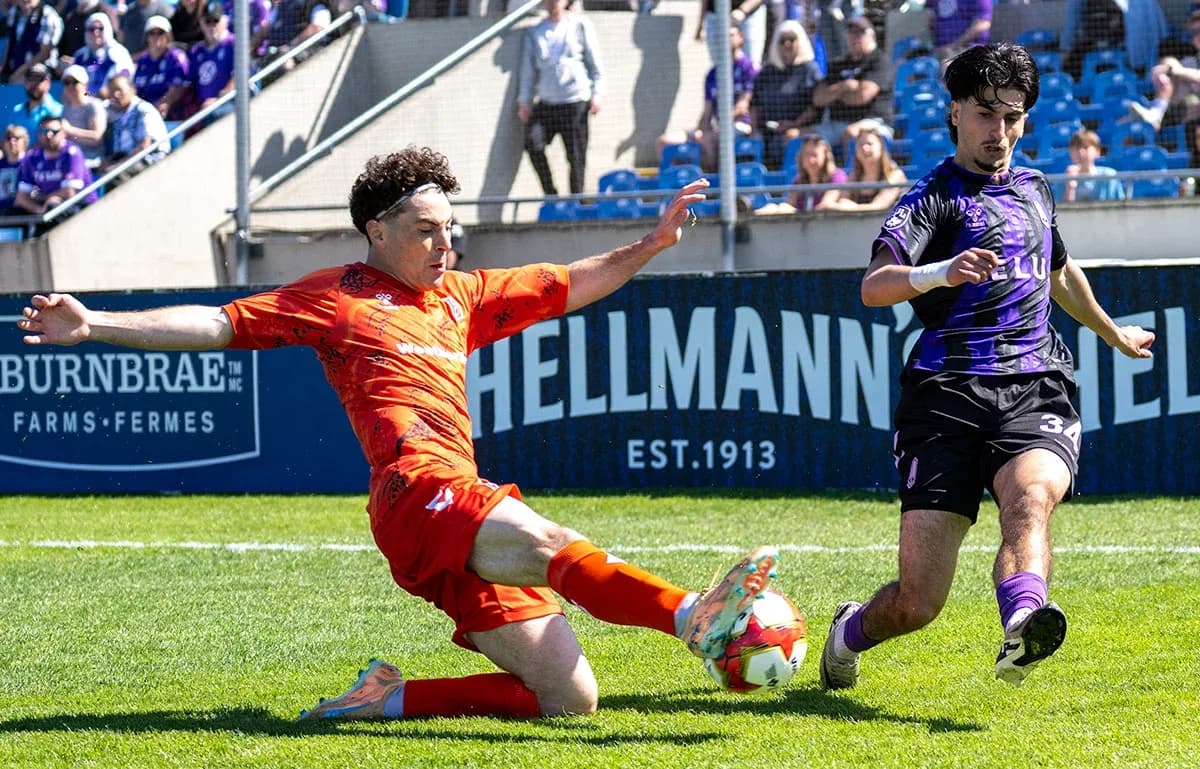 Jugador de Forge derrapando en el partido