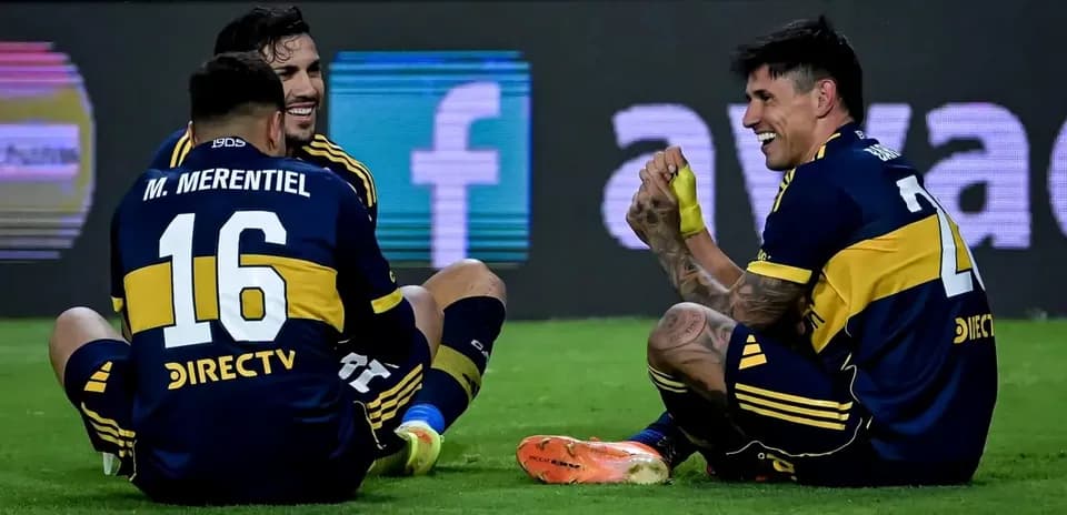 Jugadores de Boca Juniors celebrando en el campo