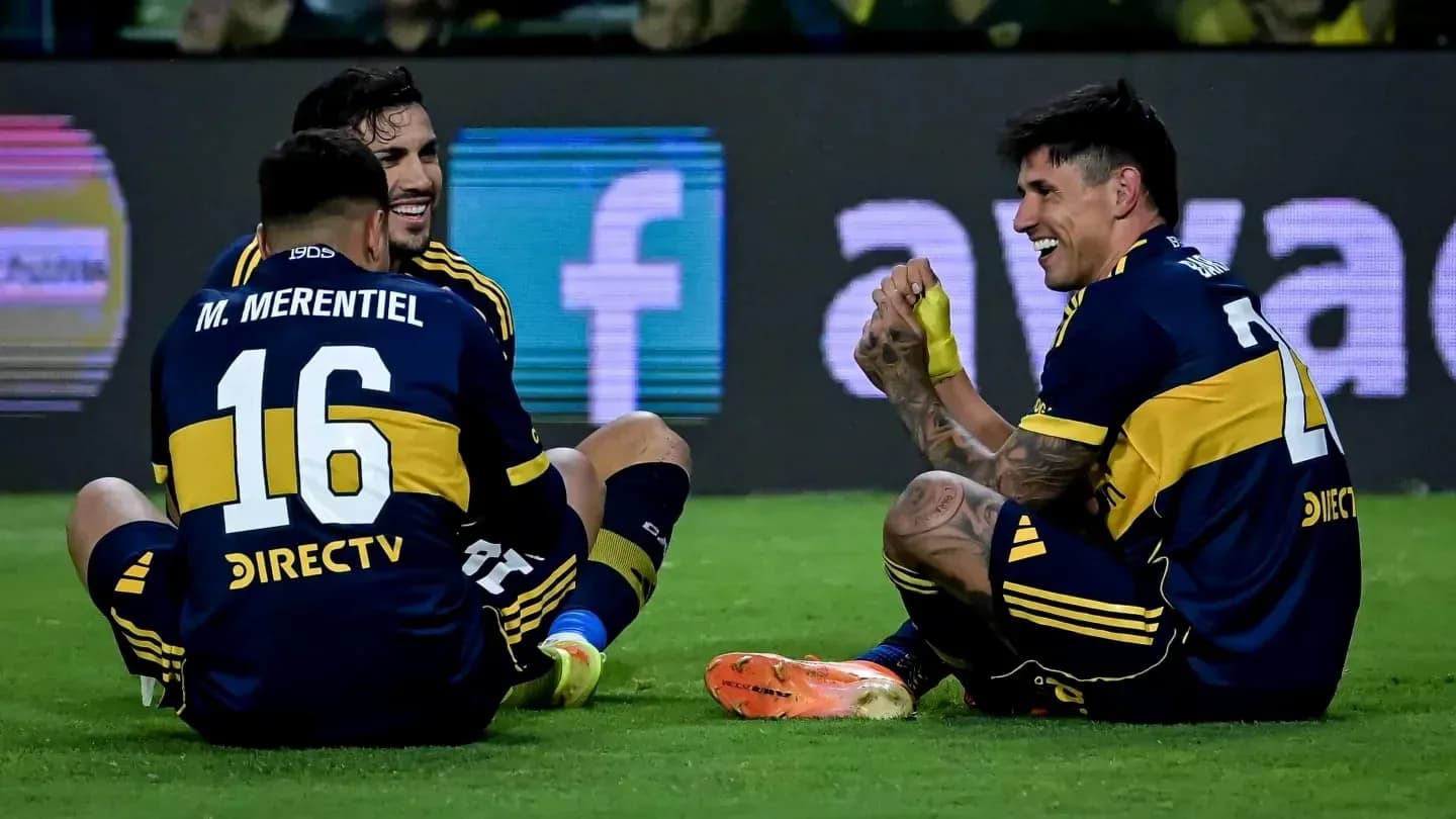 Jugadores de Boca Juniors celebrando en el campo
