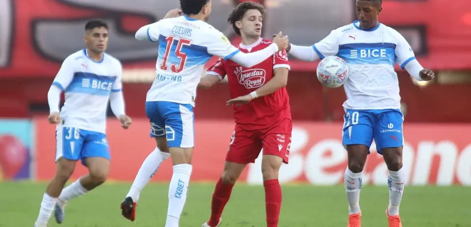 Jugadores compitiendo por el balón en el partido