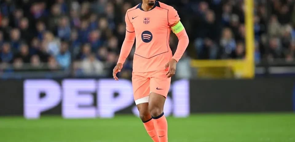 Jugador con uniforme rosa durante partido de fútbol