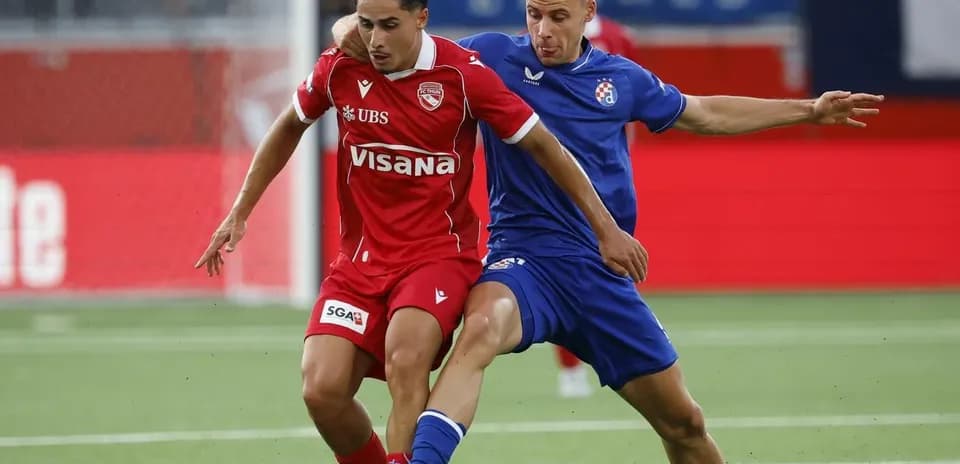 Dos jugadores compitiendo por el balón en partido