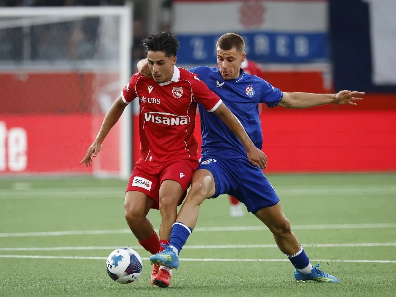 Dos jugadores compitiendo por el balón en partido