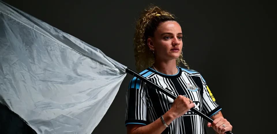 Jugadora sosteniendo una bandera en el estudio