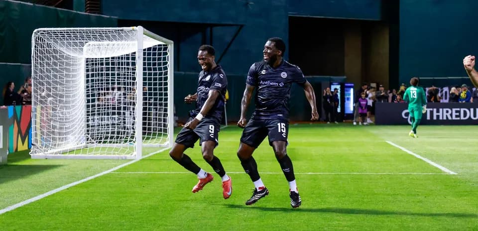 Jugadores celebrando un gol en el partido