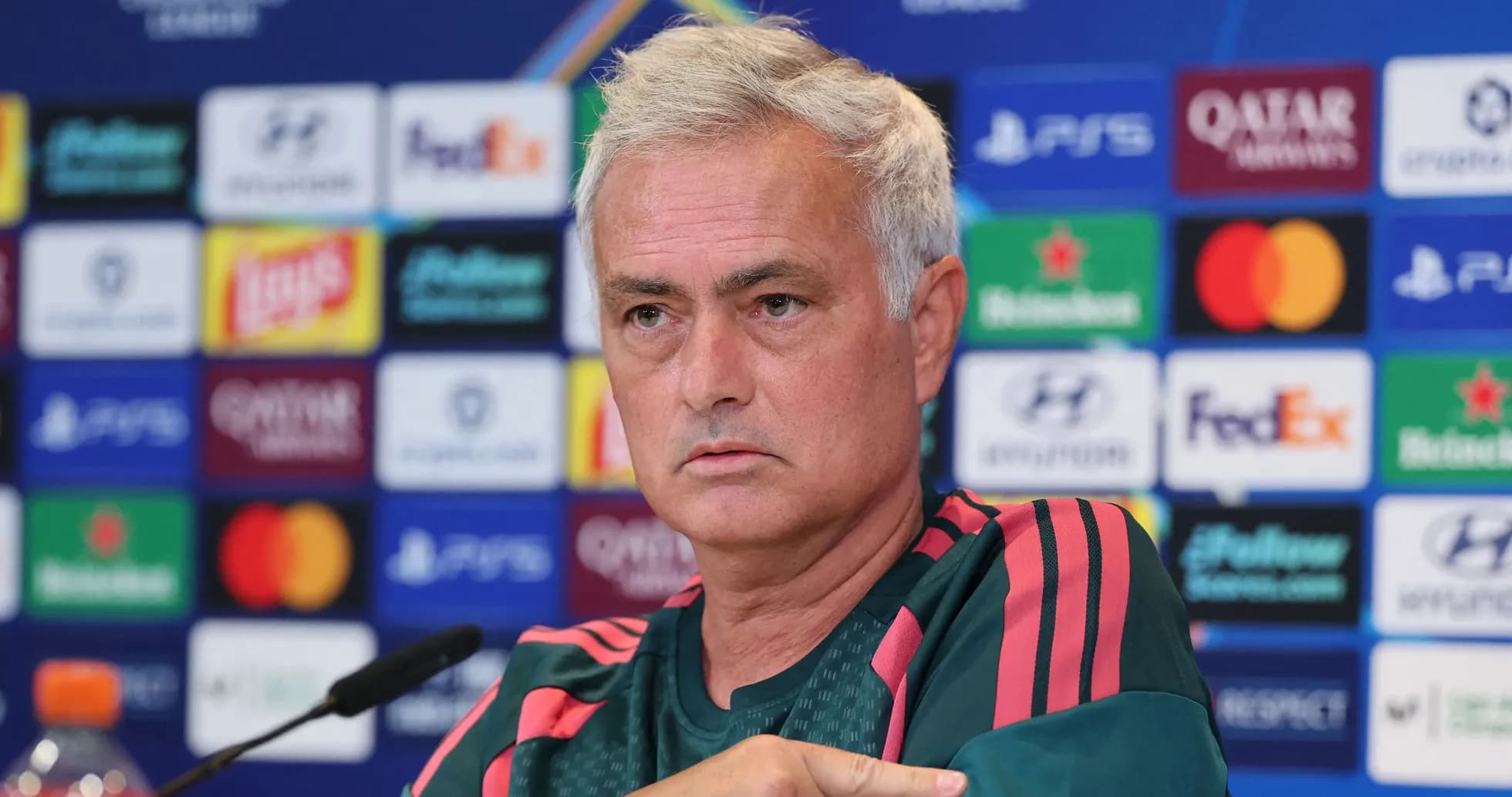 Entrenador en conferencia de prensa de Champions League