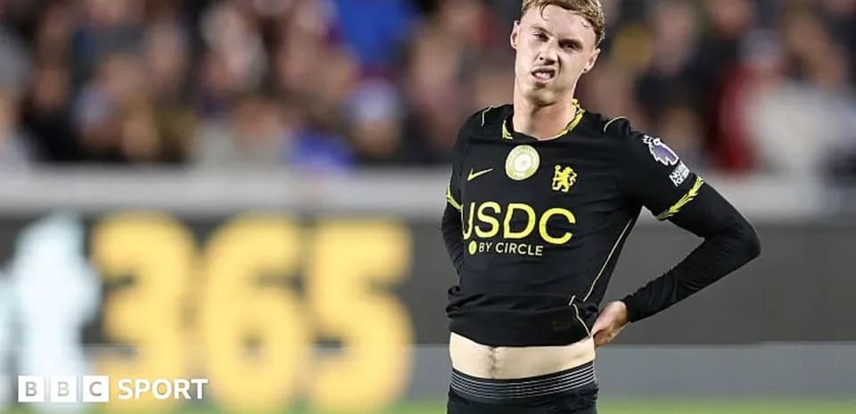 Jugador de Chelsea con camiseta negra en el campo