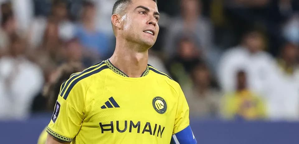 Jugador con camiseta amarilla en partido de fútbol