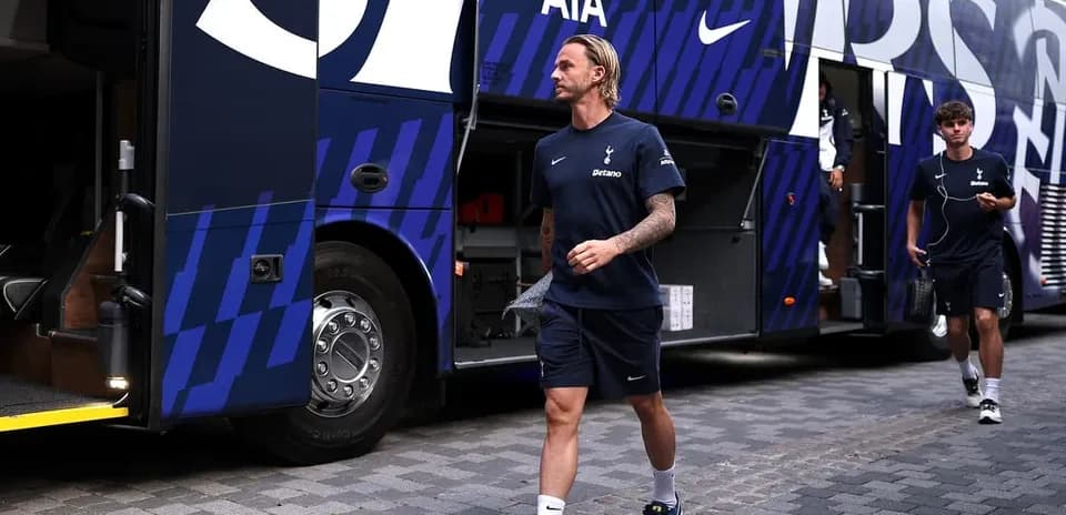Jugadores de Tottenham saliendo del autobús del equipo